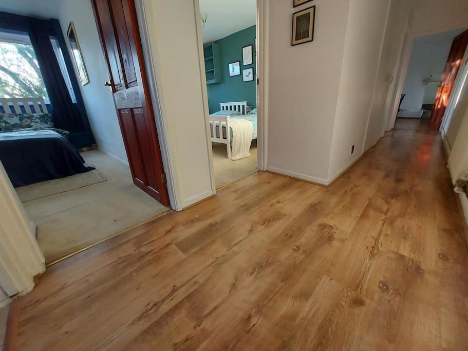 2 Bed Flat, Bounds Green, Piccadilly Line, N11 Apartamento Londres